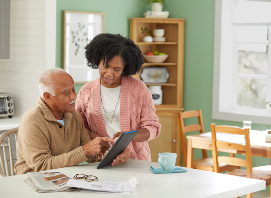 Pareja de personas mayores usando una tablet​​ 